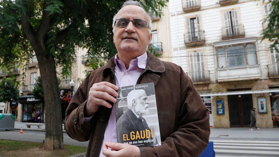 L'autor del llibre sobre Gaudí davant del teatre Metropol de Tarragona. PERE FERRÉ