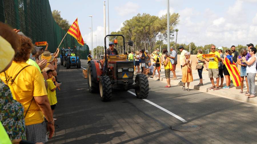 Unos 200 tractores han participado en un acto hoy miércoles en Mas d'Enric. FOTO: ACN