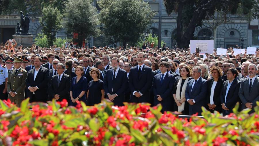 Minuto de silencio en memoria de las víctimas de los atentados de Barcelona y Cambrils durante la manifestación del 26 de agosto de 2017, en la plaza de Catalunya FOTO: maria fernández noguera/ACN