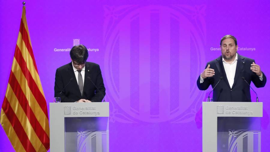El presidente de la Generalitat, Carles Puigdemont, y el vicepresidente, Oriol Junqueras. Foto: A.Dalmau/EFE