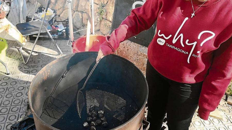 La Cristina Torroba vigila que les castanyes estiguin ben cuites, abans de preparar les paperines per vendre. FOTO: Alba Nebot