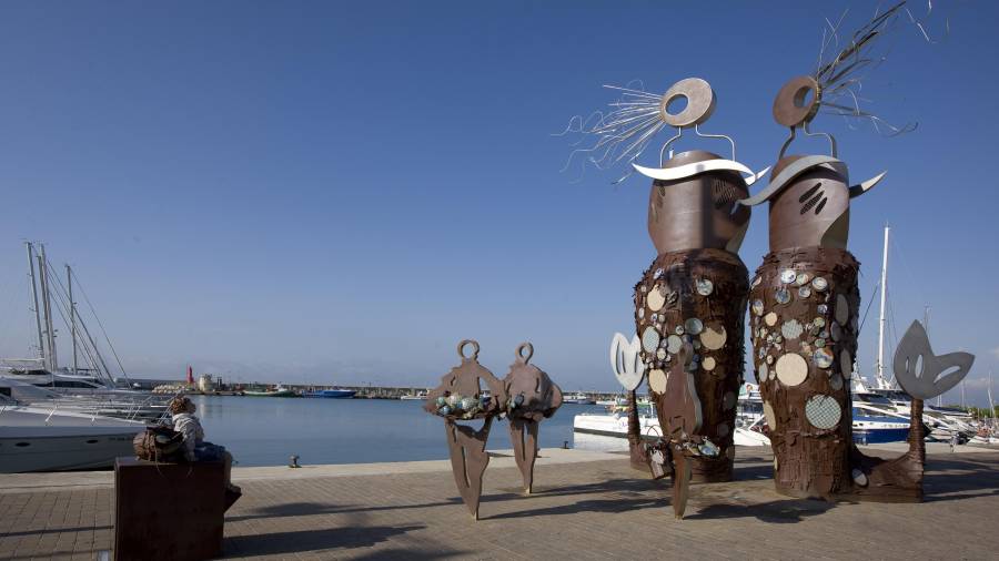 Las piezas escultóricas en el paseo marítimo de Cambrils. Foto: Cedida