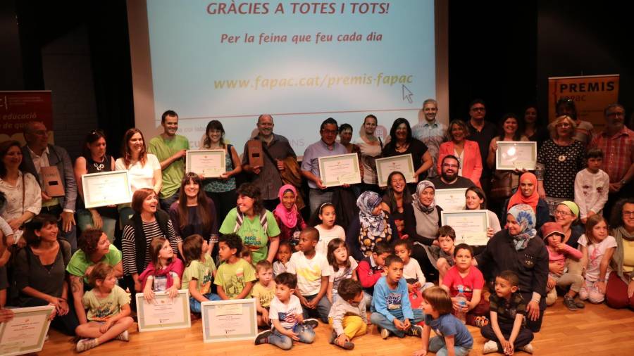 Foto de família dels premiats en la cinquena edició dels premis de la FAPAC.