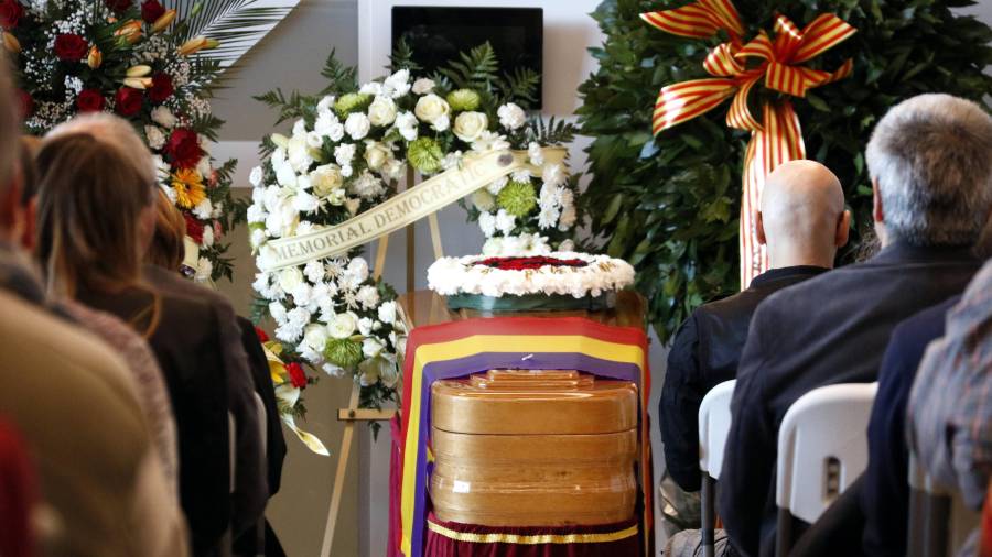 Primer pla del fèretre de Neus Català, en el funeral celebrat al Tanatori de Móra la Nova. Imatge del 16 d'abril de 2019
