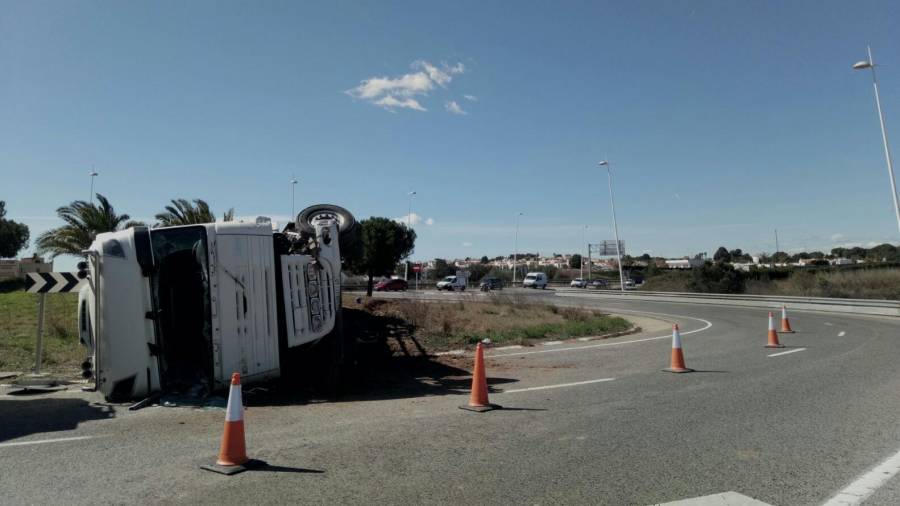 El camión ha obligado a cortar un carril de la rotonda y a regular el tráfico en eSte punto de Torredembarra. FOTO: DT