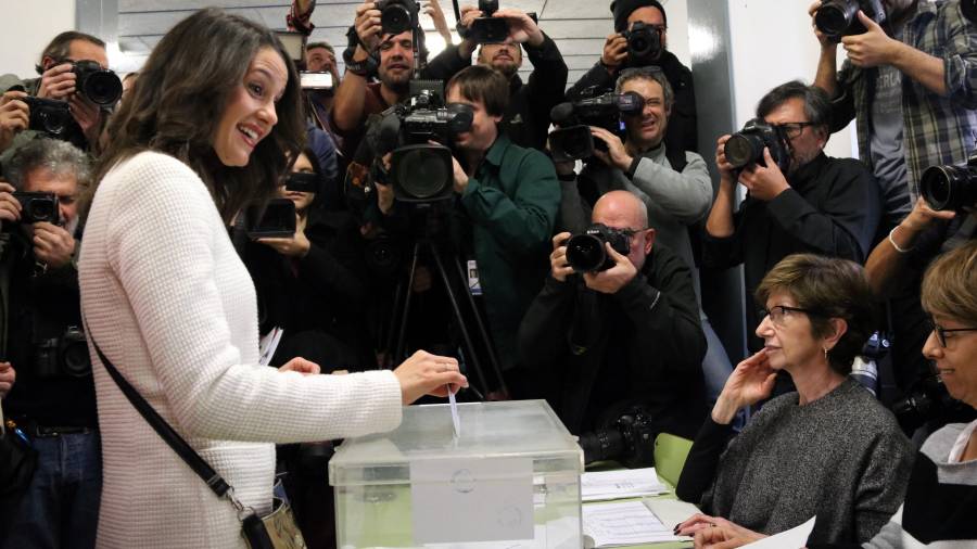 Imatge de la candidata de Cs, Inés Arrimadas, votant el 21-D