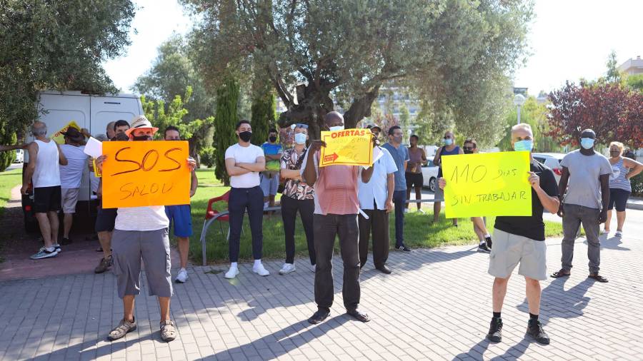 Los marchantes de Salou, protestando esta mañana delante del Ayuntamiento. FOTO: A.Mariné