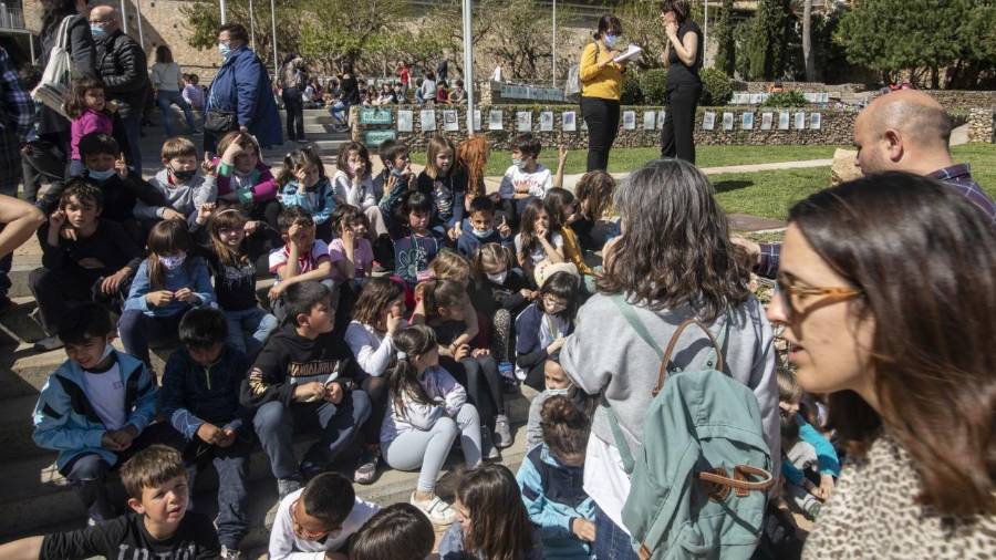 Ayer el Parc de l’Amfiteatre se convirtió en la galería de arte de la Escola el Miracle. Foto: Àngel Ullate