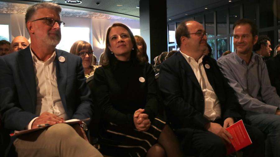 Adriana Lastra i Miquel Iceta, al centre, asseguts a la primera fila de l'acte de presentació del candidat per Tortosa, Enric Roig. FOTO: ACN