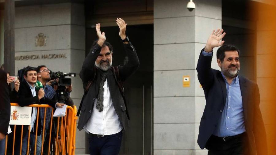 Jordi Cuixart y Jordi Sánchez antes de entrar en prisión. EFE