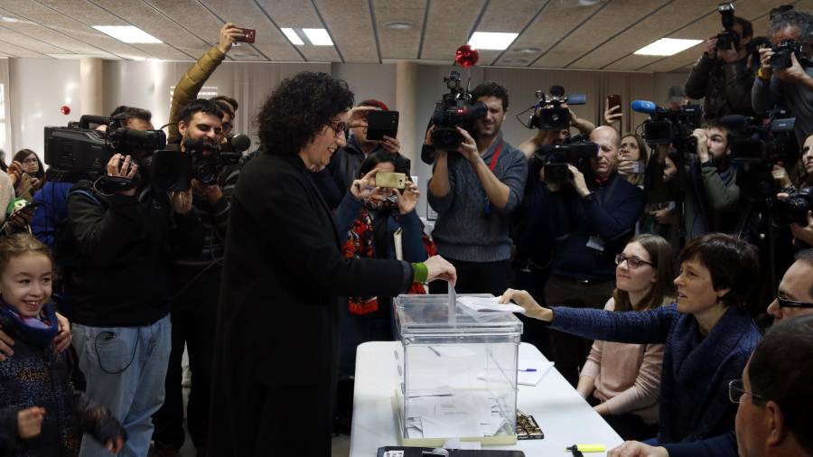 Moment en què Marta Rovira diposita el vot a l'urna al col·legi electoral de l'Associació-Casal Mossèn Guiteras de Vic. 21 de desembre de 2017