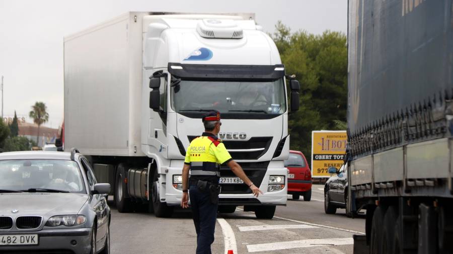 Los Mossos están informando a cientos de camioneros que están incumpliendo la prohibición de paso, mayoritariamente por desconocimiento. ACN