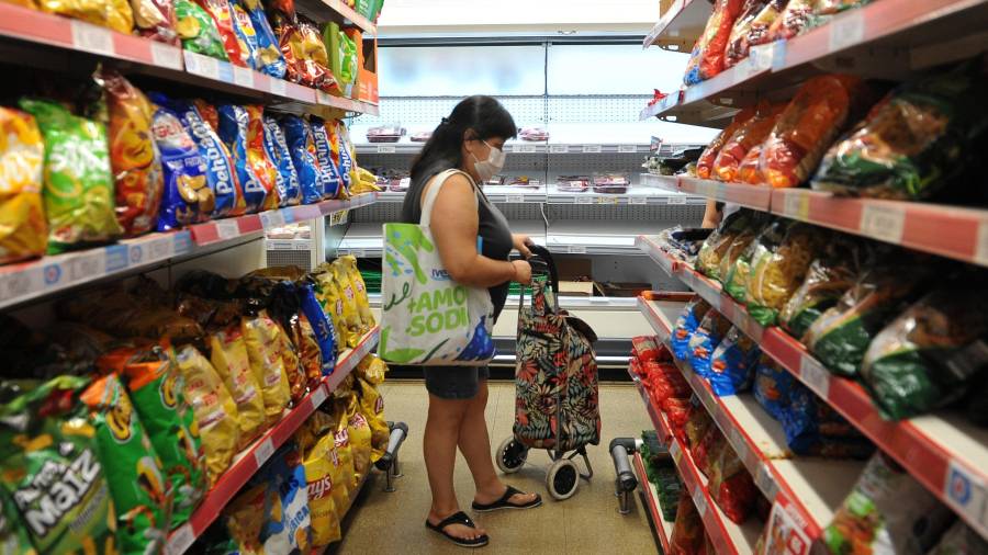 Una mujer compra en un supermercado.