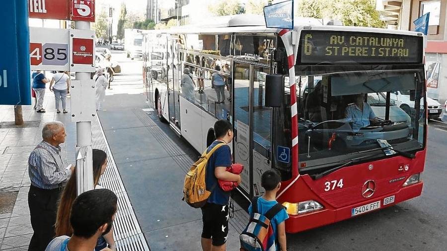 Los autobuses de la ciudad de Tarragona lucen ya las banderas de los Juegos. FOTO: Pere Ferré