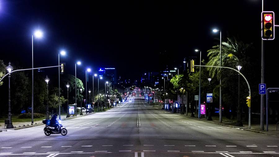 Aspecto de la Avenida Diagonal de Barcelona durante el segundo día de la aplicación del toque de queda. Foto: EFE