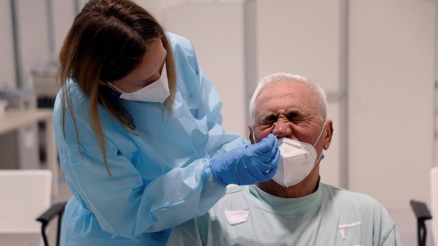 Un hombre se somete a una prueba. FOTO: EFE