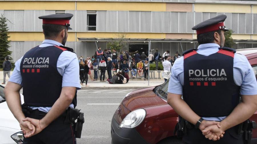 Imagen de la presencia policial ante el colegio Gili Gayà de Lleida. FOTO: EFE