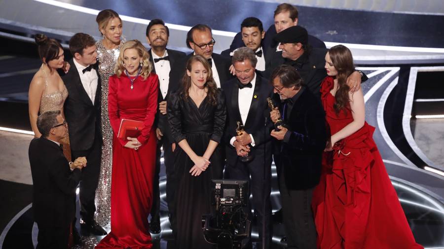 El elenco de Coda recogiendo el Óscar a mejor película. Foto: EFE