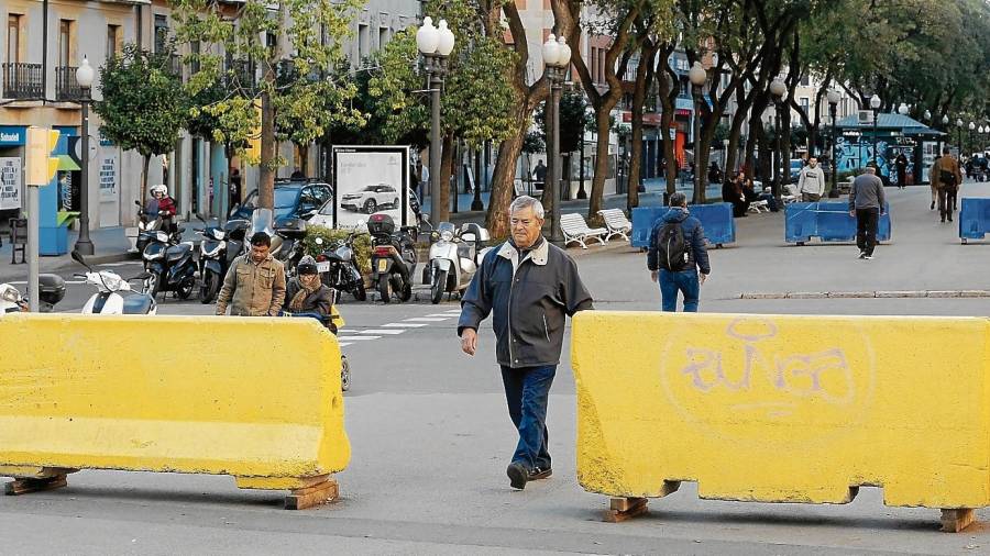 Los bolardos se colocaron por seguridad en la Rambla Nova tras los atentados de agosto de 2017 en Cambrils y Barcelona. FOTO: Pere Ferré