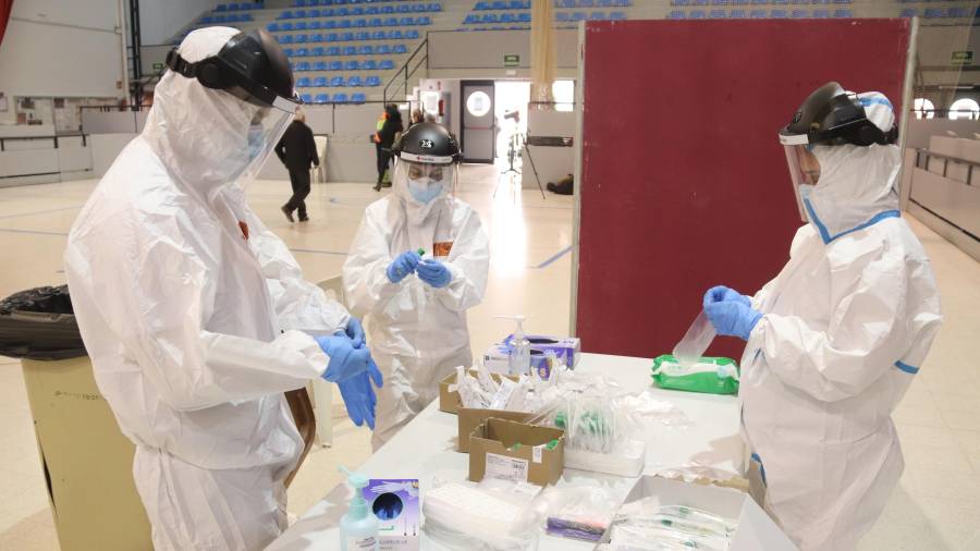 Sanitarios preparándose para hacer PCR en un cribaje masivo que se hizo en Montblanc en marzo de este año. FOTO: acn