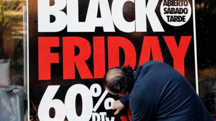 El 76% de los españoles se aprovechará de las ofertas y  gastarán 242€ de media este Black Friday. EFE