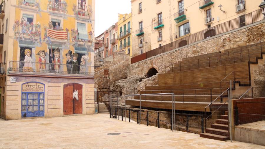 Vista general de la plaza Sedassos de Tarragona y las nuevas escaleras de madera que se han construido en el circo romano. Foto: ACN