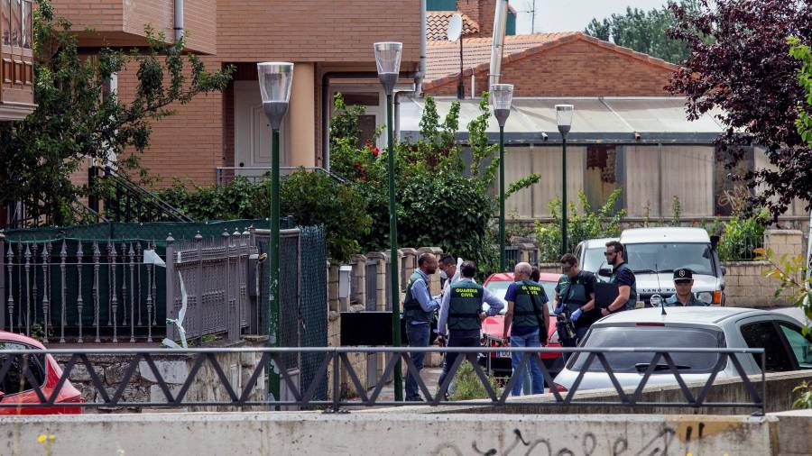 Agentes de la Guardia Civil acuden este miércoles a un domicilio de Villagonzalo Pedernales. FOTO: EFE