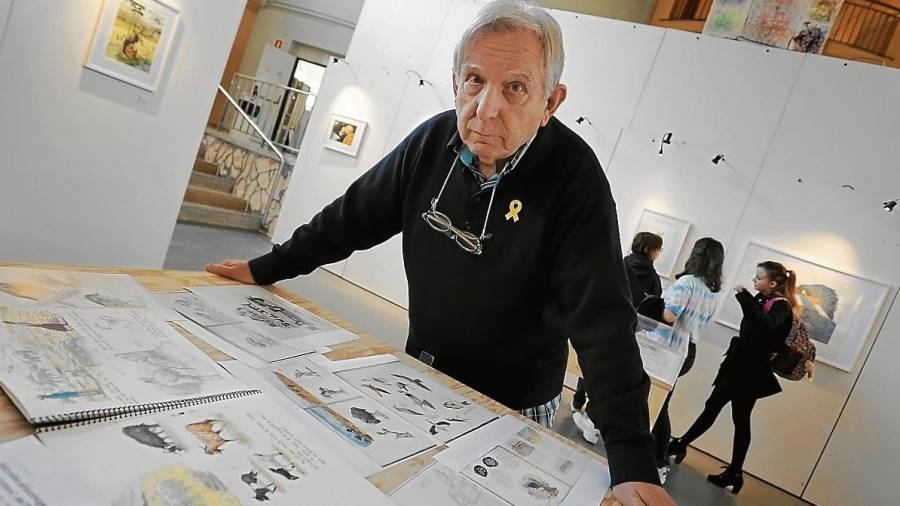 El ilustrador científico Carles Puche con algunas de sus obras en la Escola d’Art. FOTO: Pere Ferré