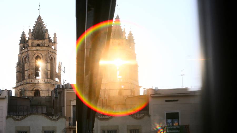 Moment en que el sol ha travessat aquest dijous al matí els finestrals de la Prioral. Foto: Alba Mariné
