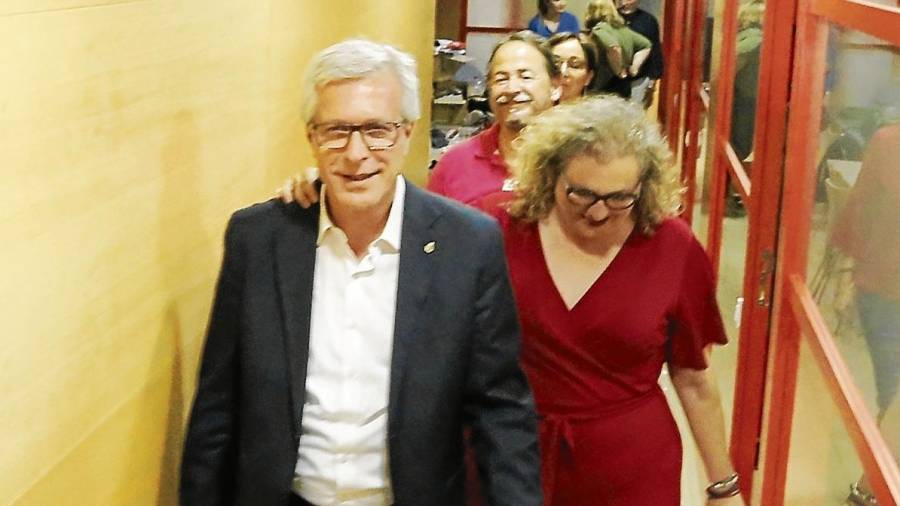 Josep Fèlix Ballesteros, ayer, con la número ‘2’ de la candidatura, Sandra Ramos, y el ‘3’, Pau Pérez. FOTO: Pere Ferré