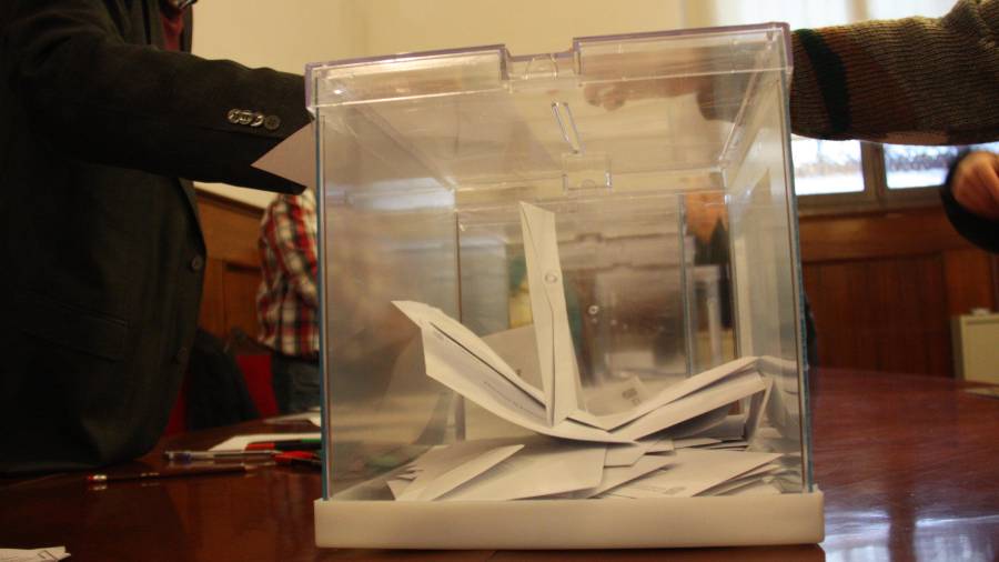 Pla detall d'una urna en una mesa electoral a la UB, el dia 28 de novembre de 2016. Foto: Elisenda Rosanas/ACN