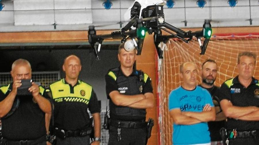 La Policía Local de El Vendrell también probó el funcionamiento de un dron para tareas de seguridad. FOTO: JMB