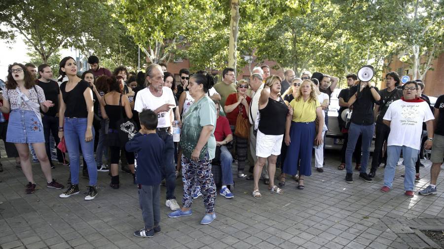 Momento de la concentración convocada a las puertas del festival para pedir responsabilidades por la muerte del acróbata. Foto: EFE