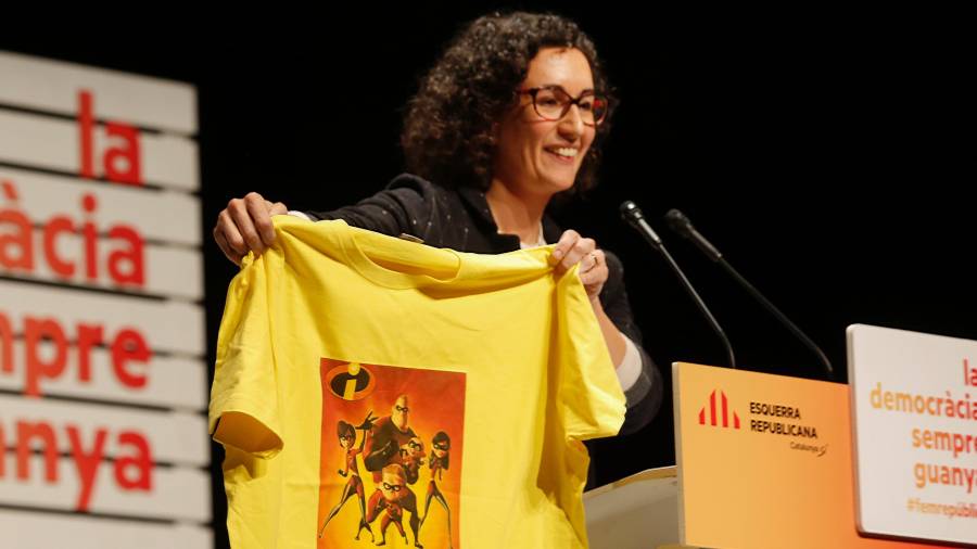Marta Rovira, ayer, mostrando la camiseta que le regaló la prensa. Foto: Pere Ferré