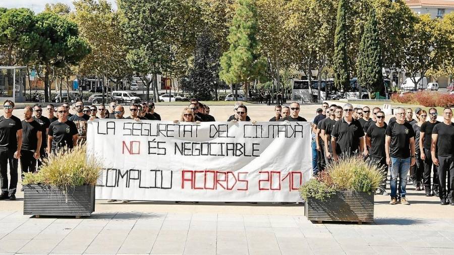 Los más de 70 agentes se concentraron ante las puertas del Ayuntamiento. FOTO: Alba Mariné
