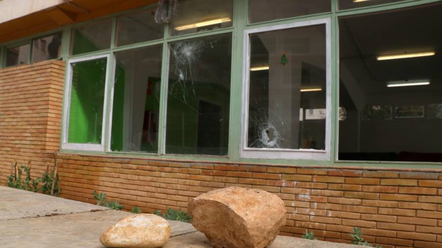 Daños en las ventanas del centro de menores de Torredembarra tras el ataque. FOTO: ACN