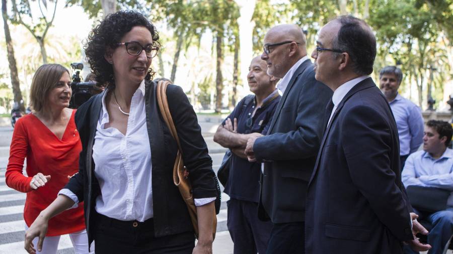 La portaveu de JxSí, Marta Rovira, amb el conseller de la Presidència, Jordi Turull, i la presidenta del Parlament, Carme Forcadell. Foto: García/EFE