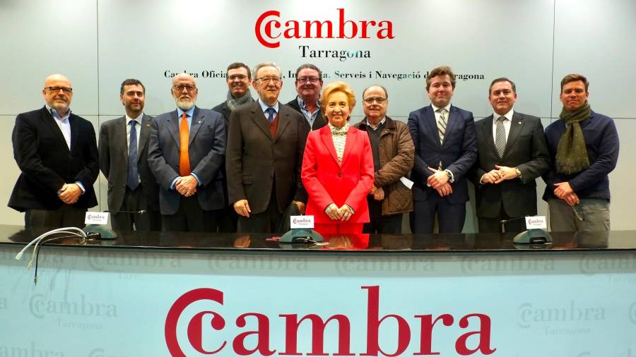 Laura Roigé amb els membres del Comitè Executiu de la Cambra de Tarragona. FOTO: ACN