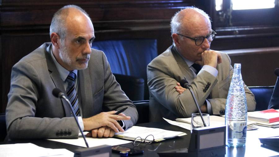 El secretari general del Parlament, Xavier Muro, i el lletrat major, Joan Ridao, a la reunió de la Mesa del 3 d'octubre de 2018. FOTO: ACN