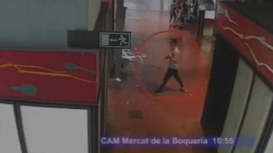 Captura de una imagen del vídeo de una de las cámaras de seguridad de la Boqueria. Fuente: ACN