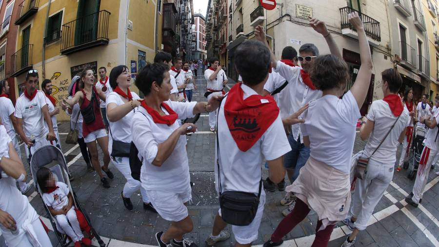 Ambiente en las calles de Pamplona, en la cuarta jornada de San Fermín. Foto: EFE.