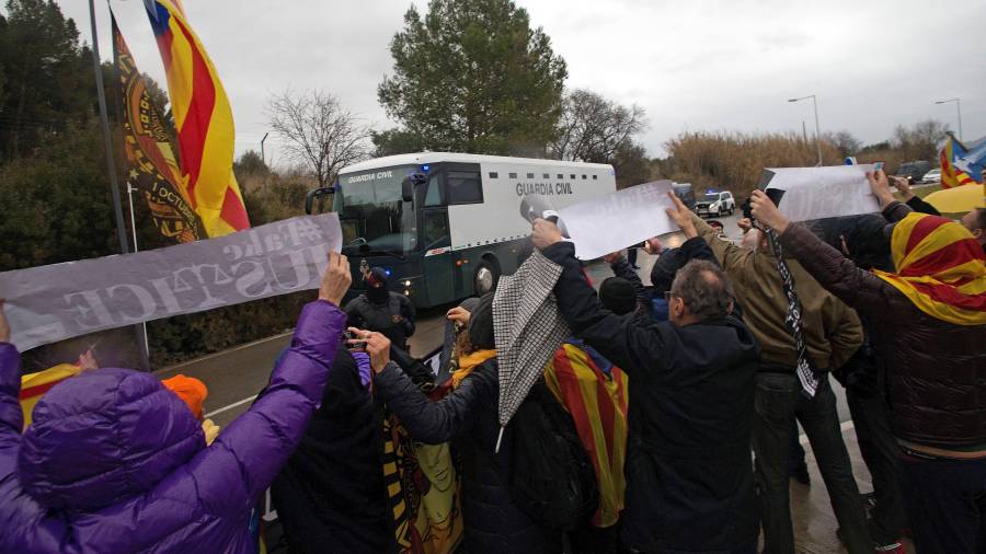 Manifestantes muestran su apoyo, este viernes a la salida de la prisión de Brians, a los nueve presos independentistas que son trasladados en un autobús de la Guardia Civil a Madrid . EFE