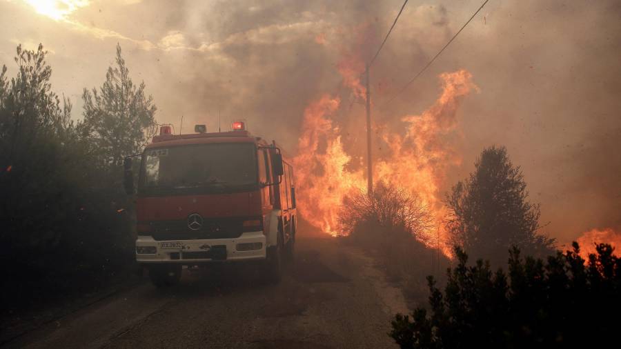 Imagen de la llamas que están consumiendo la ciudad de Atenas. EFE