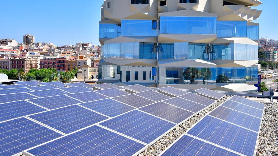 Placas fotovoltaicas instaladas en el Moll de Costa. FOTO: Port de Tarragona