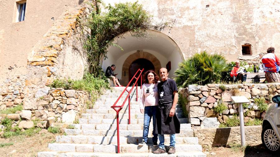 Els nous ermitans, Pere Ferré i Mònica Arbós, a l’ermita de la Mare de Déu de Puigcerver. FOTO: ACN