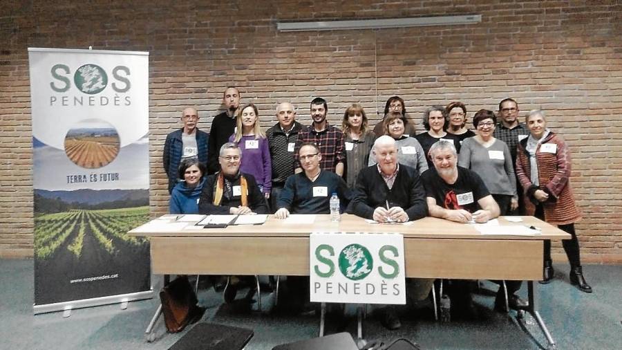 Miembros de SOS Penedès critican el proyecto de Can Vies. FOTO: DT