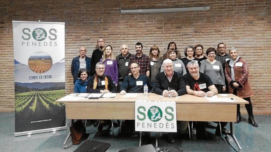 Miembros de SOS Penedès critican el proyecto de Can Vies. FOTO: DT