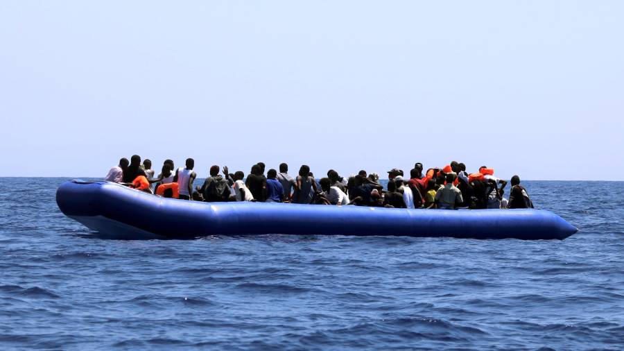 Por razones humanitarias no se puede abandonar a su suerte a personas que se encuentran a la deriva en mar abierto. EFE