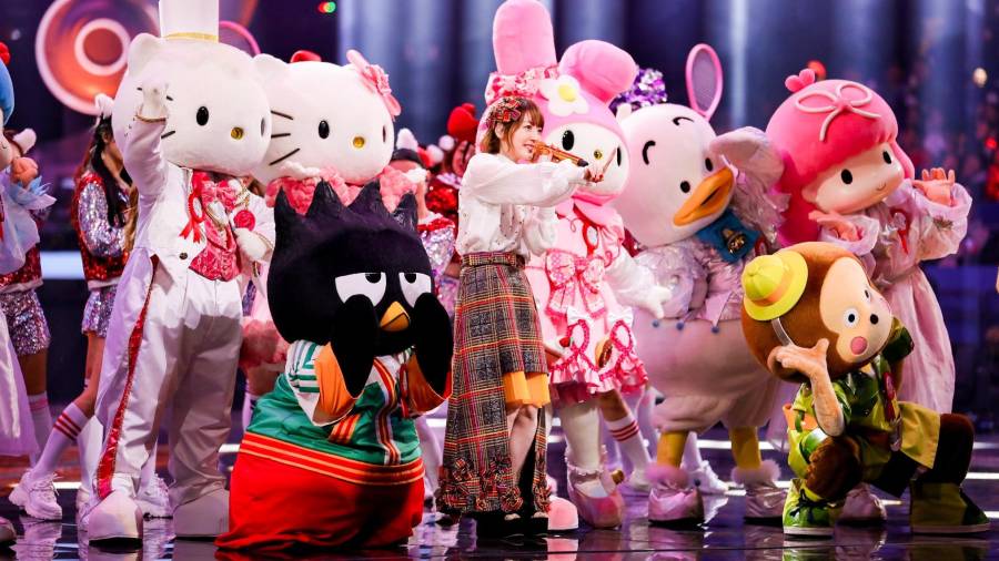 La cantante japonesa Hanazawa Kana se presenta en el escenario durante una gala del día de los solteros