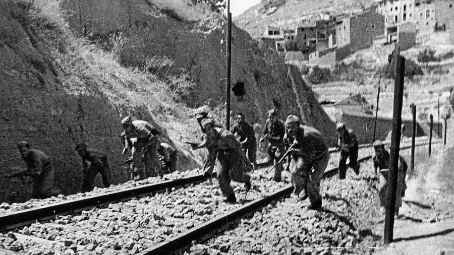 Soldados republicanos avanzan durante la Batalla del Ebre. Al fondo, Ascó. FOTO: Fondo Archivo Histórico del PCE
